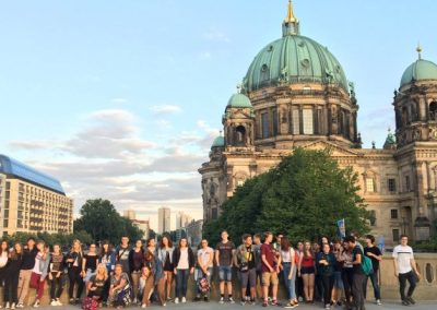 Jugendliche Teilnehmer eines Sommercamps vor dem Berliner Dom in Berlin.