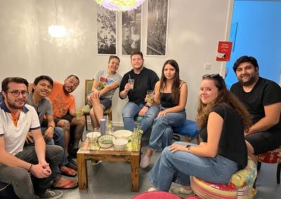 Internationale Sprachstudenten sitzen gemeinsam in einer Sprachschule in Köln und unterhalten sich in entspannter Atmosphäre.