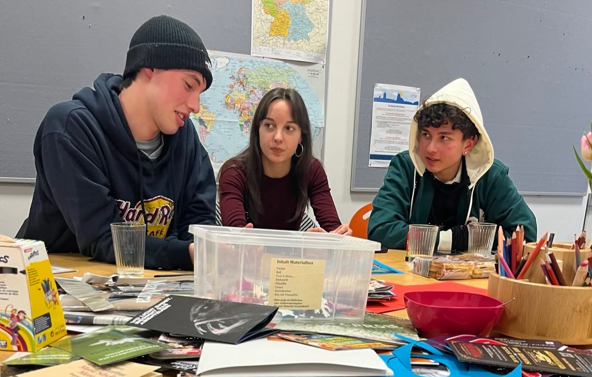 Młodzież uczy się razem na kursie języka niemieckiego w Kolonii.