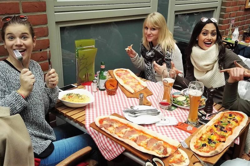 Giovani donne mangiano insieme in un ristorante ad Amburgo, in Germania.
