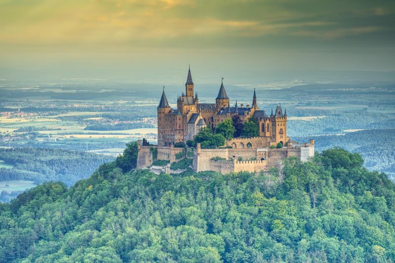 El castillo de Hohenzollern, situado en una montaña en Baden-Württemberg, Alemania.