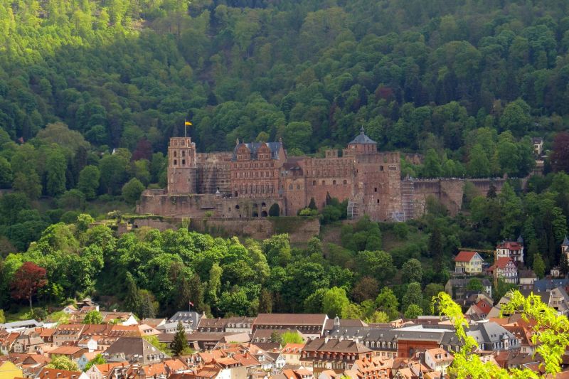 El castillo de Heidelberg sobre el casco antiguo de Heidelberg.