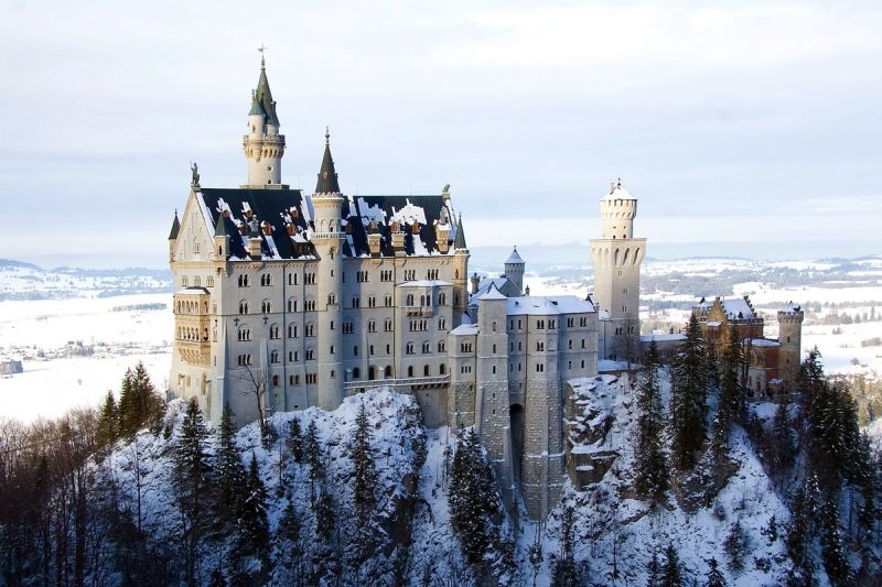 El castillo de Neuschwanstein en invierno en los Alpes bávaros.
