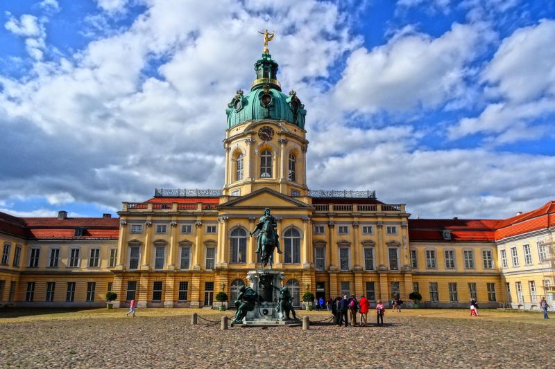 El palacio de Charlottenburg en Berlín, con su cúpula y la estatua ecuestre en el patio del palacio.